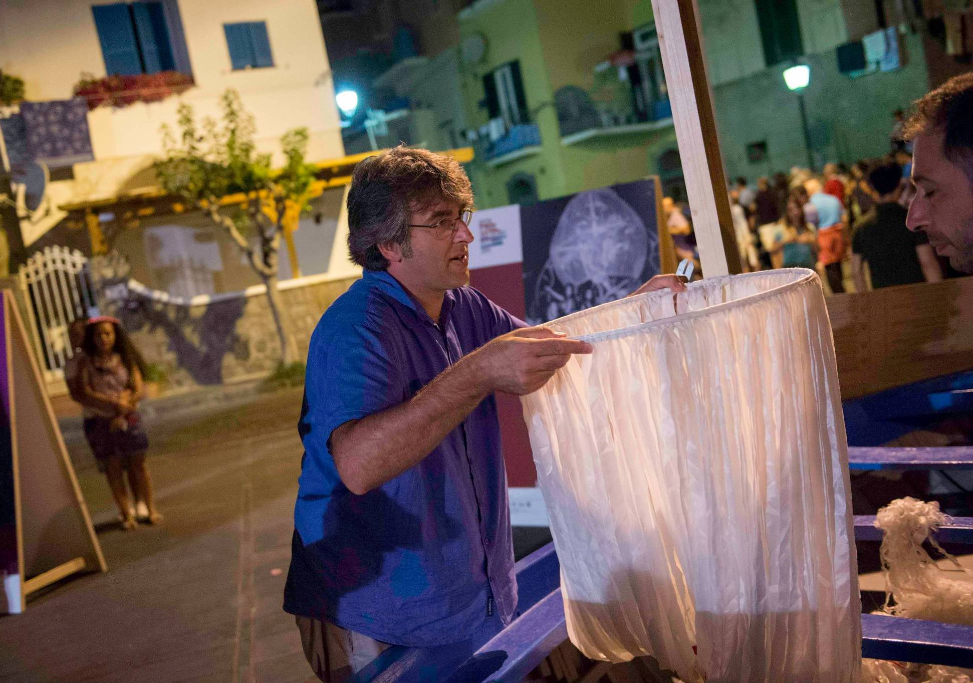 Daniele Papuli durante la costruzione del suo Omaggio a SantAnna foto Luigi Trani
