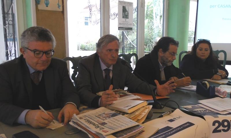 Mazzella al tavolo con relatori