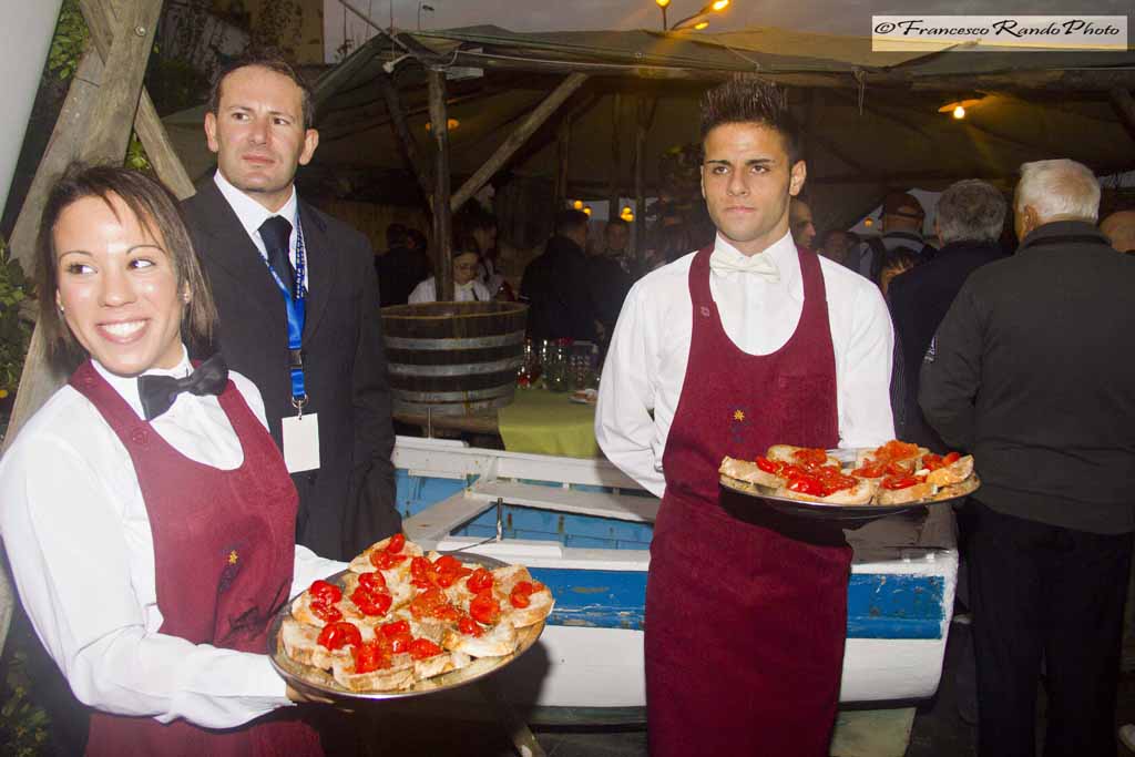 Pane e' pummaorola con quello di Boccia, appena sfornato,nonostante la tempesta di mare!!!