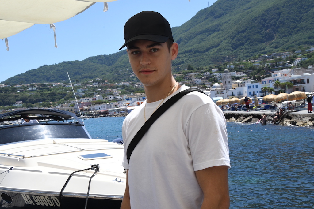 L'attore americano Hero Fiennes Tiffin sbarca sull'Isola d'Ischia per l'Ischia Global Fest