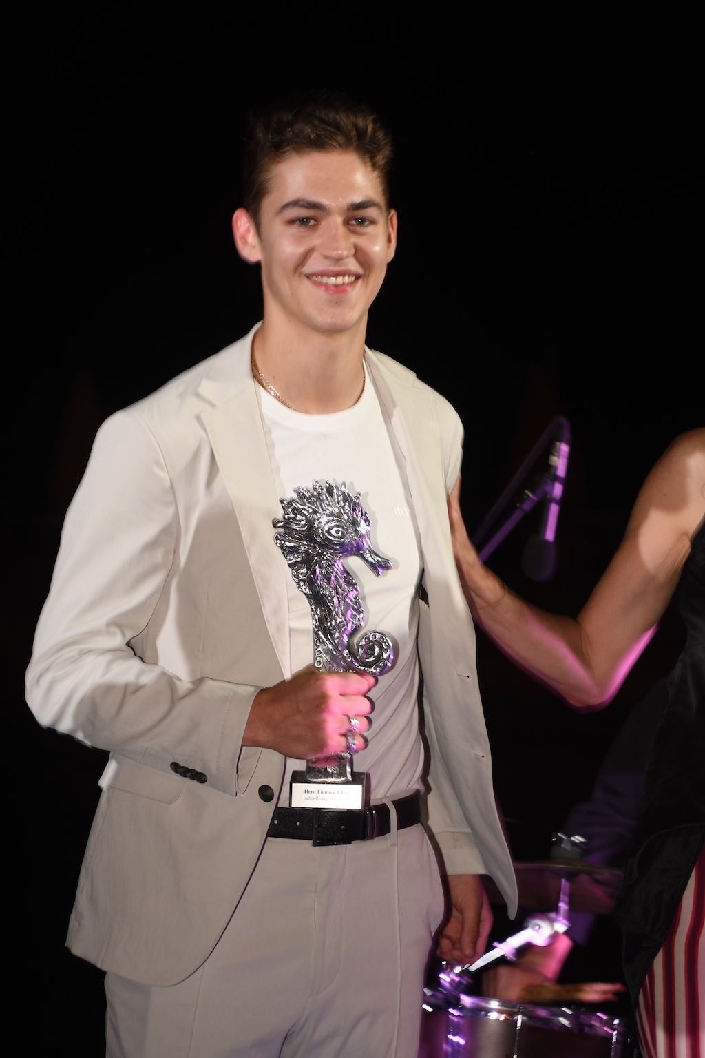 L'attore americano Hero Fiennes Tiffin riceve il "2019 ISCHIA BREAKOUT ACTOR OF THE YEAR" 