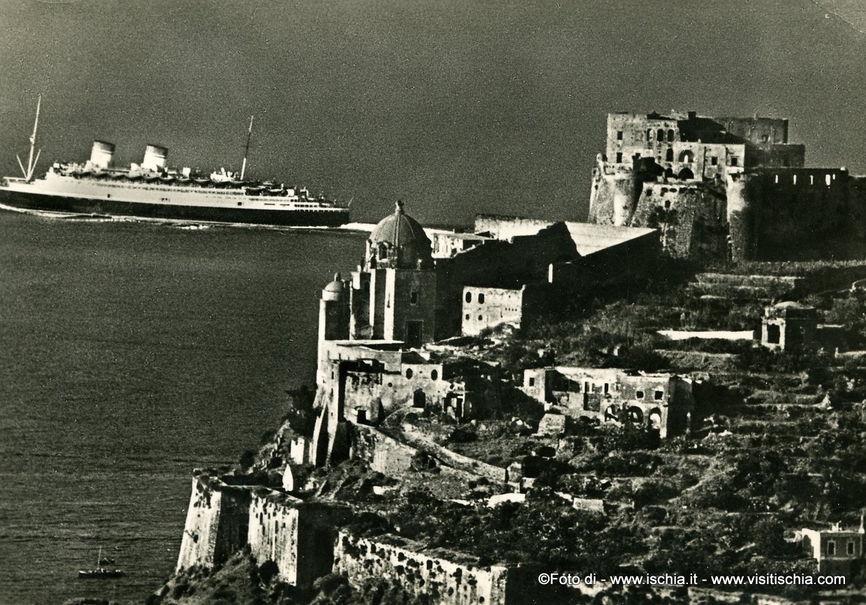 Il Conte di Savoia al largo di Ischia